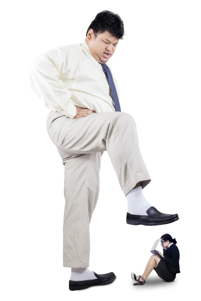 Büyük patron bir işkadını ayakla basma — Stok fotoğraf