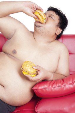 Etkileyici şişman birisi Burger yemeye