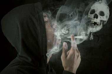 Adam siyah bir arka plan üzerinde Sigara