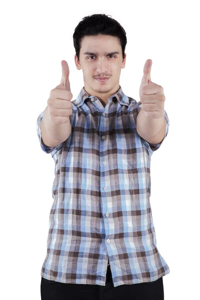 Casual homem mostrando polegares para cima — Fotografia de Stock