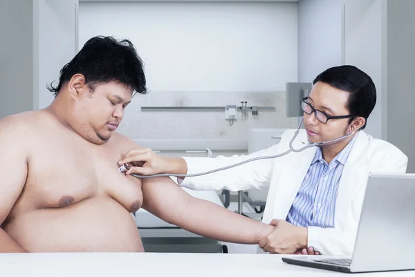 Médico fazendo check-up em seu paciente — Fotografia de Stock