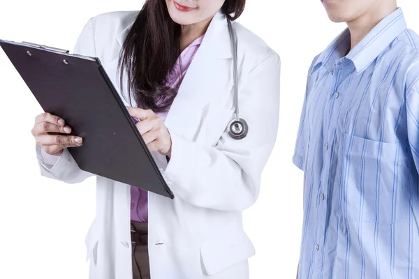 Arzt und Patient beim Blick auf den Behandlungsbericht — Stockfoto