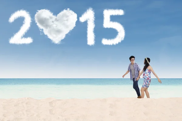 Para Zapraszamy na nowy rok wakacje na plaży — Zdjęcie stockowe