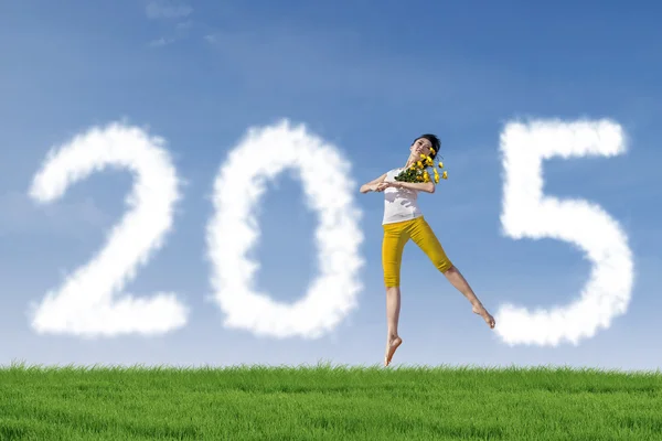 Девушка танцует, чтобы отметить новый год на открытом воздухе — стоковое фото