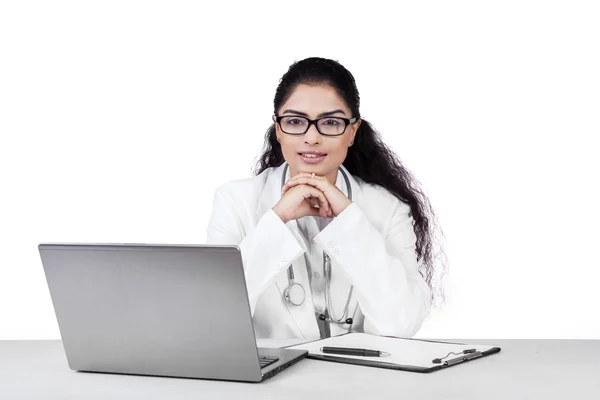 Médico indiano com laptop e área de transferência — Fotografia de Stock