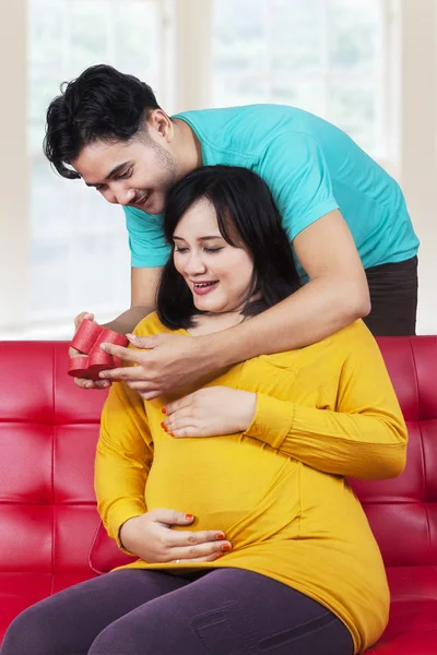 Mãe grávida feliz recebendo um presente surpresa — Fotografia de Stock