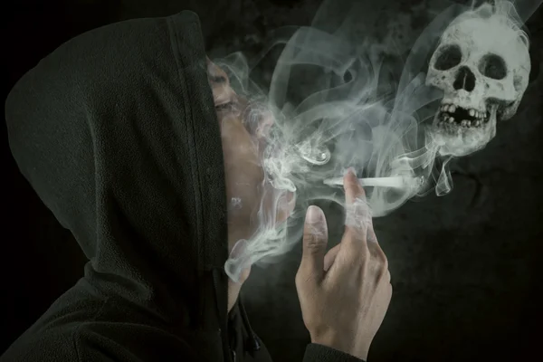 Man smoking over a black background — Stock Photo, Image