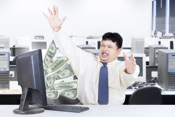 Manliga arbetare med pengar från datorn — Stockfoto
