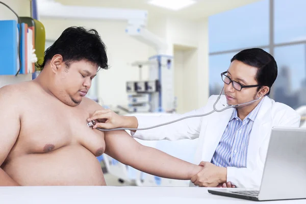 Persona obesità visita il medico per il controllo — Foto Stock