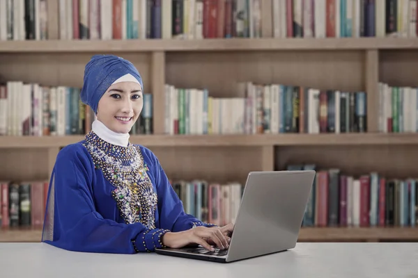 Muslimsk student arbetar på bibliotek — Stockfoto