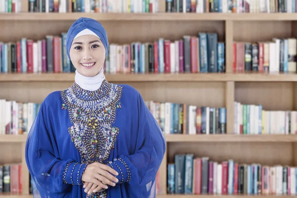 Moslim student in de bibliotheek — Stockfoto