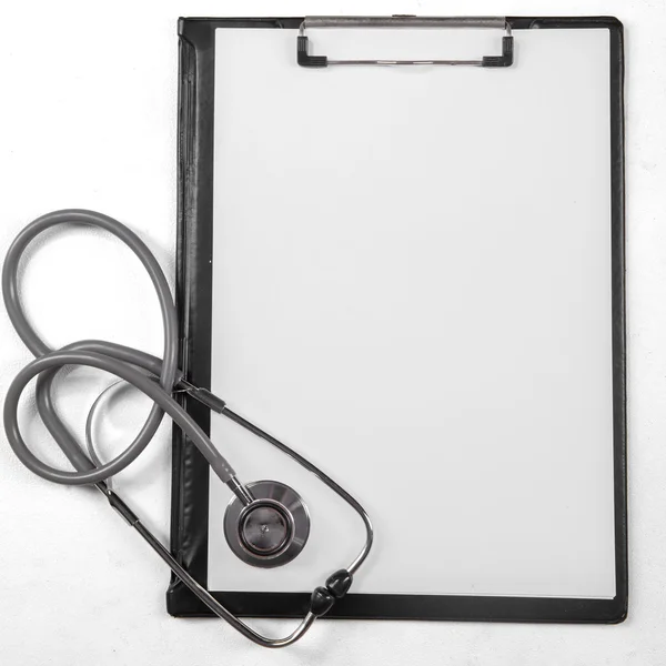Stethoscoop en medische Klembord op tafel — Stockfoto