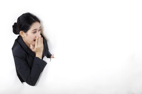 Scioccata donna d'affari in un buco di carta — Foto Stock