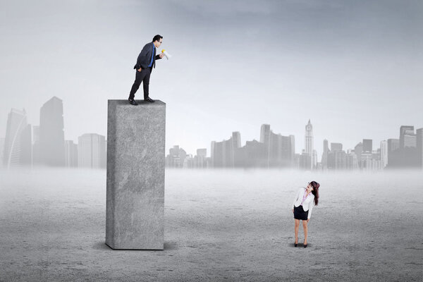 Испуганный работник на своего босса
