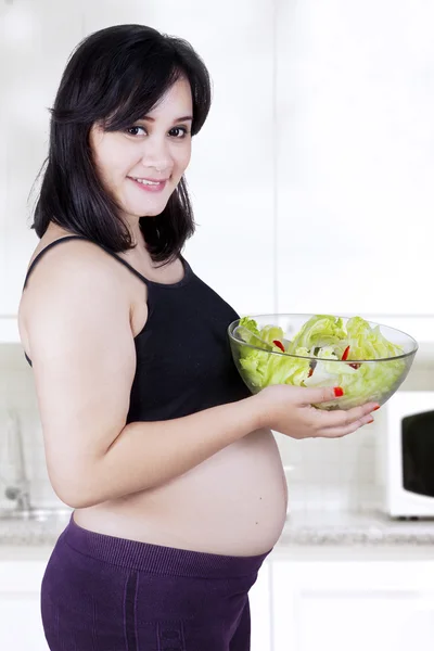 Donna incinta con insalata di verdure — Foto Stock