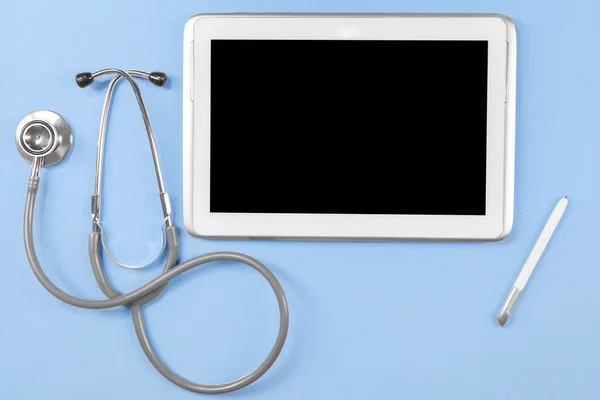 Tablett med tom skärm och stetoskop — Stockfoto