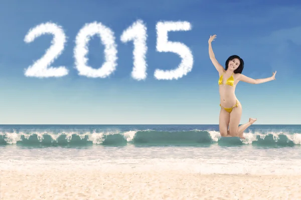 Mujer en bikini disfrutando de vacaciones de año nuevo — Foto de Stock