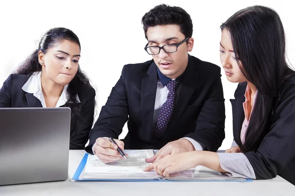 Grupo empresarial encargado de debatir un documento — Foto de Stock