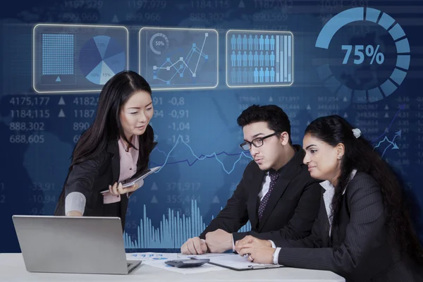 Business team discussing a project in office — Stock Photo, Image