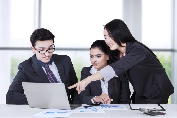 Affärskvinna förklarande dokument till partners — Stockfoto