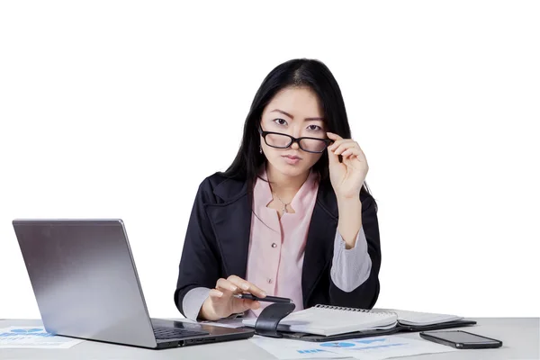 Geschäftsfrau blickt durch Brille in Kamera — Stockfoto