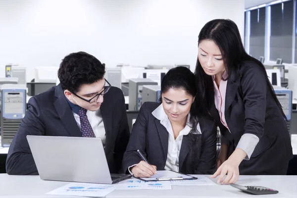 Businesswoman signing a contract — Stock Photo, Image