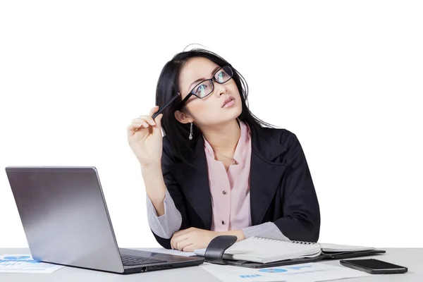 Zakenvrouw denken haar dromen — Stockfoto