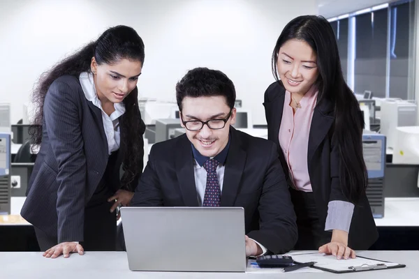 Caucasian businessman with two employees — Stock Photo, Image