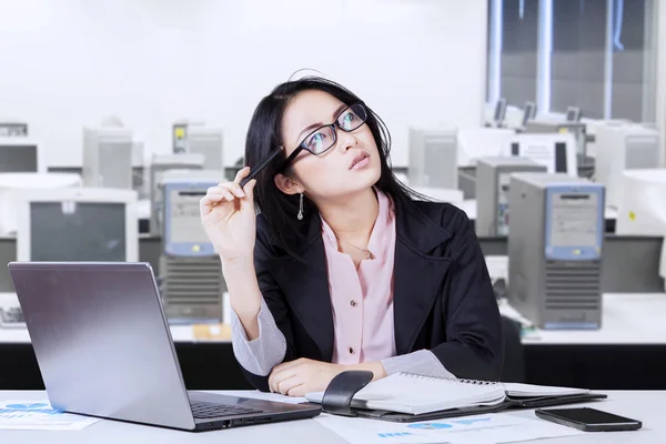 Chinesischer Unternehmer im Amt — Stockfoto