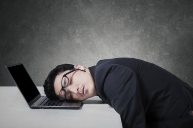 Yorgun işadamı onun laptop uyku