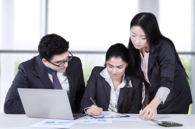 Kadın Yöneticisi bir belge imzalama