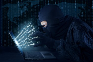 Bilgi çalmak maskesi ile erkek hacker