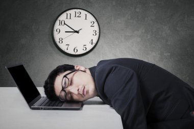 Yöneticisi fazla mesai ve uyku laptop