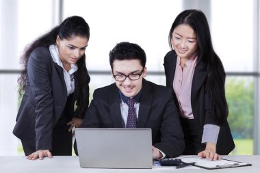 Çok ırklı girişimciler dizüstü bilgisayar kullanarak