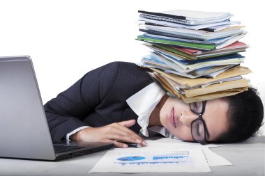 Masanın üzerinde uyuyan overworked Hintli kadın