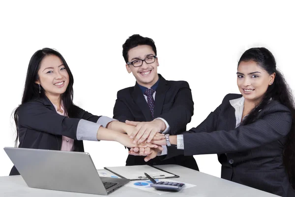 Equipe de empreendedores mostrando unidade com as mãos — Fotografia de Stock