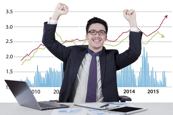 Возбужденный бизнесмен с графиком роста бизнеса — стоковое фото