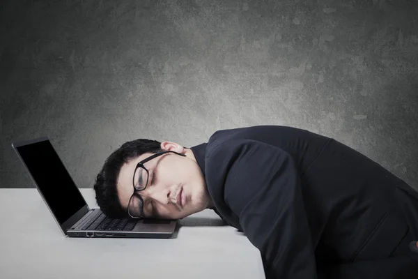 Exhausted businessman sleeping on his laptop — Stock Photo, Image