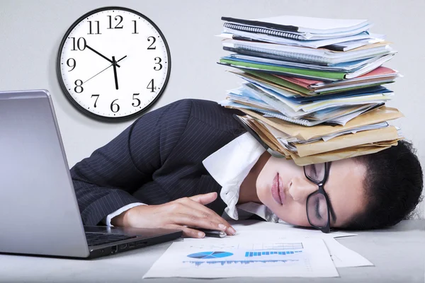 Exhausto empresario indio sobrecargado de trabajo — Foto de Stock