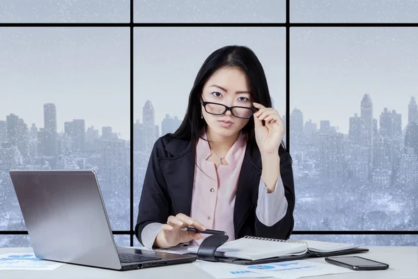 Kobiece przedsiębiorca działa na biurku w biurze — Zdjęcie stockowe
