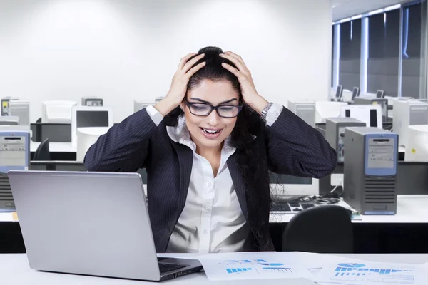 Travailleur frustré au bureau — Photo