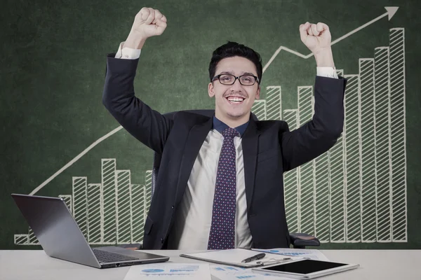 Empreendedor masculino alegre com gráfico de negócios — Fotografia de Stock