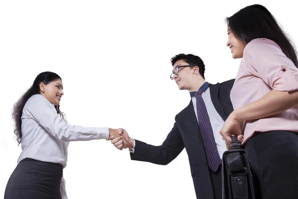 Empresários de baixo ângulo handshaking — Fotografia de Stock