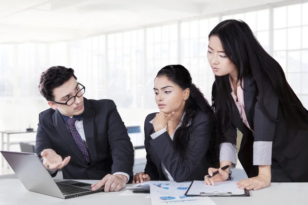 Männlicher Arbeiter berät sein Team — Stockfoto