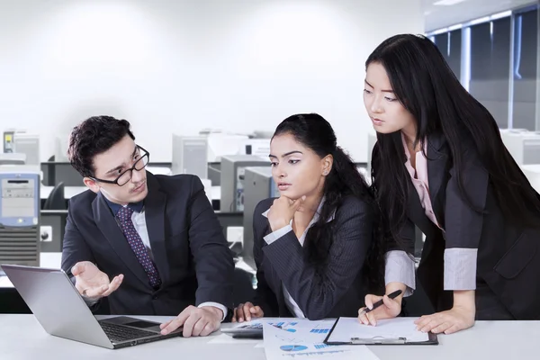 Manager spiegando il documento presso il suo team — Foto Stock