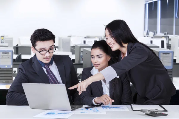 Multi ethnic businesspeople in a meeting — Stock Photo, Image