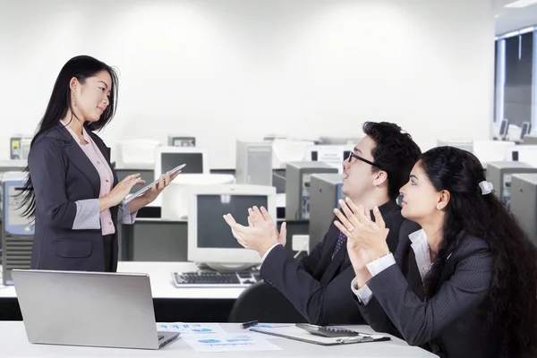 Mujer obtener aplausos después de la presentación — Foto de Stock