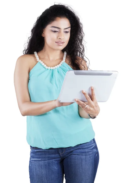 Kvinna med lockigt hår med hjälp av Tablet PC — Stockfoto