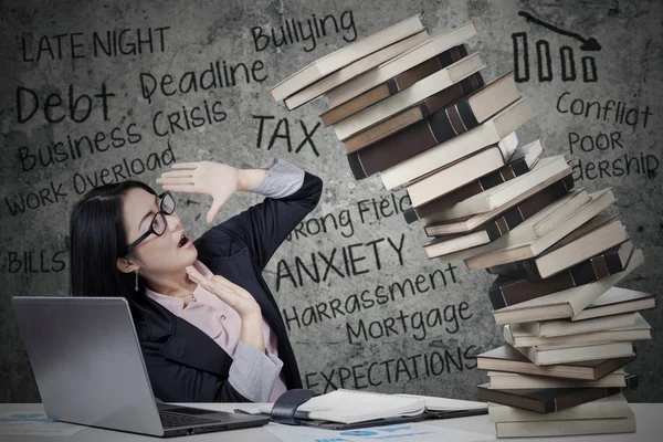 Mujer con libros de presión y colapso — Foto de Stock