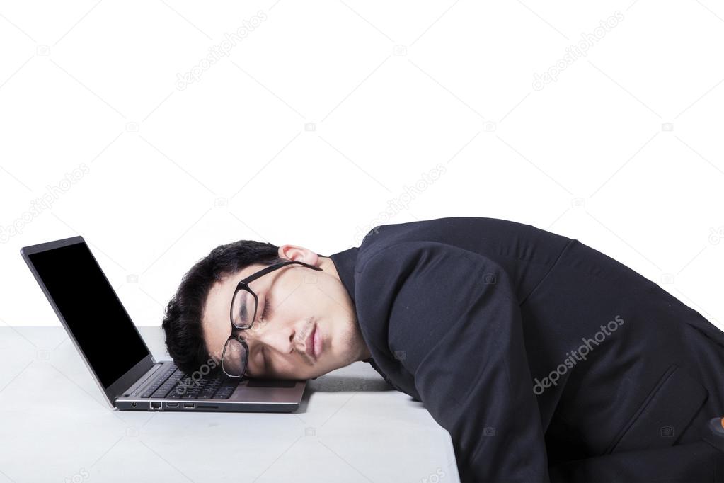 человек спит за компьютером. поставь ноутбук на сон. поставь ноутбук на сон. чел спит с компьютером в кровати. поставь ноутбук на сон.